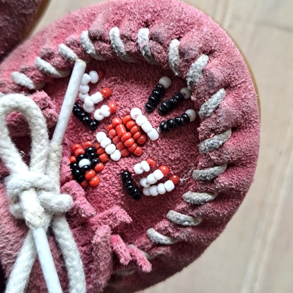 Minnetonka Thunderbird Leather Girl's Moccasin Native American HandBeaded - Picture 3 of 12